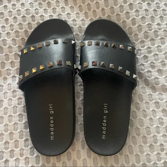 Madden Girl Grommet Slides - size 6 - Picture 2 of 4